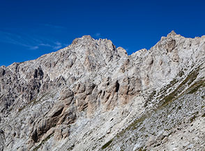 Le caratteristiche formazioni rocciose nei pressi della Sella del Monte camicia, sullo sfondo il Monte Prena.