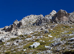 Vista sulla cresta che sovrasta il sentiero alla testata del Vallone de la Fornaca.