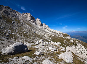 Affaccio sul Piano di Abruna, versante settentrionale del Prena.