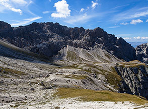 La bellissima cinta rocciosa che si sviluppa sul versante settentrionale del Monte Infornace.