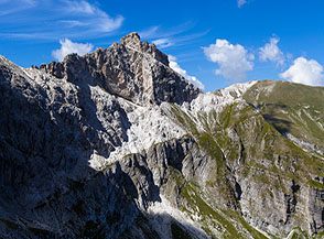 Il Versante Nord-Est delle Torri di Casanova tagliato trasversalmente da una lunga cengia: la Cengia Casanova, lungo cui si sviluppa la Via delle Cimette.