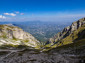 Affaccio dalla testata del Vallone di Fossaceca verso valle, sullo sfondo le colline teramane ed i Monti Gemelli.