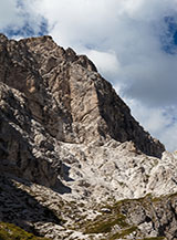 La bellissima parete di dolomia che appoggia sul tratto superiore della Cengia di Casanova.