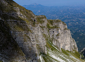 Scorcio sull&rsquo;imponente muraglione roccioso che separa il Vallone di Fassaceca (versante nella foto) da quello del Malepasso.