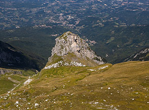 Il monolitico Cimone di Santa Colomba ripreso dall&rsquo;alto.