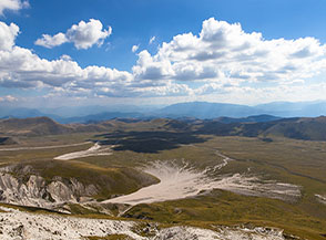 Affaccio sugli sconfinati pascoli di Campo Imperatore dal Vado di Piaverano.