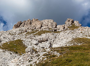 Scorcio lungo il sentiero che dal Vado di Piaverano cala su Campo Imperatore.