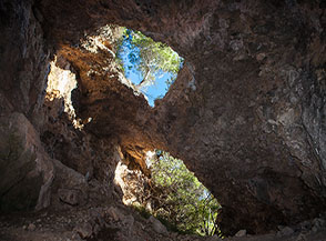 Nella spettacolare galleria naturale di Punta Capovento.