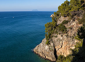 Affaccio sulla scogliera sotto Punta Capovento.