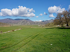Sui prati del Piano di Rascino all&rsquo;inizio dell&rsquo;anello.
