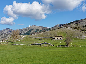 Scorcio di paesaggio ai margini del Piano di Rascino con il Monte Vignole sullo sfondo.