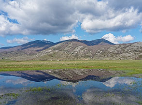 &ldquo;Monti allo specchio&ldquo; (i monti Nurietta, Trascinelli e Colle della Fungara si specchiano nelle acque di un pantano a Piano del Rascino).