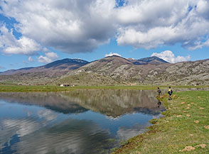Pescatori sulle sponde del Lago di Rascino.