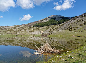 &ldquo;Specchio, specchio delle mie brame&ldquo; (riflessi sul Lago di Rascino con il Monte Vignole sullo sfondo).