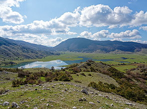 Alzandosi verso la Forcella di Rascino si riesce a cogliere le dimensioni del lago omonimo.