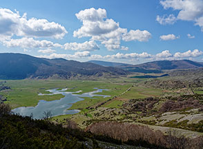 Vista sul tentacolare Lago di Rascino ed il vasto piano da cui prende il nome.