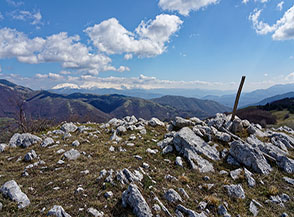 Sulla cima, vertice geodetico ma senza nome, di quota 1474m. sopra il Lago di Rascino.
