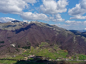 Vista su Sella di Corno con il Monte Calvo sullo sfondo.