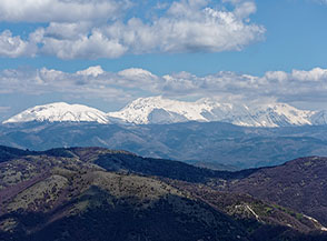 La catena del Gran Sasso ripresa dal Monte di Crespiola.