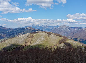 Il Monte di Crespiola, baciato dal sole, ripreso dalla cresta di Coppo Chiappino.