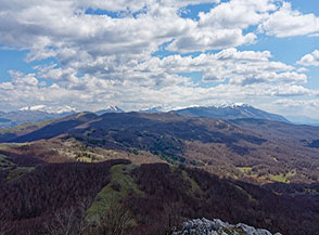 Vista verso i Monti di Campo Felice e della Duchessa da Coppo Chiappino.