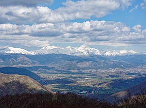 La cresta nei pressi di Coppo della Conca ci regala un&rsquo;ultima vista sulla bianca catena del Gran Sasso che si erge imponente all&rsquo;orizzonte.