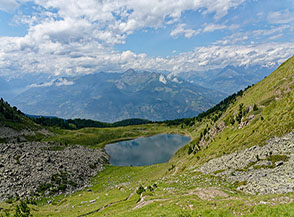 La conca alpina che ospita il Lac de Chamol&eacute;.