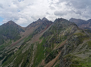 Dal Col de Chamol&eacute; vista sulle cime (Trident de Combo&eacute;) che chiudono la testata del Vallon de Combo&eacute;, all&rsquo;estrema sx la Becca di Nona.