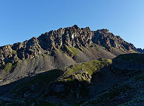 Rimontando il Vallon d&rsquo;Arbolle mentre il Sole del mattino scopre la frastagliata cresta del Trident de Combo&eacute;.