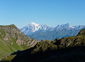 Prendendo quota nel Vallon d&rsquo;Arbolle si scorge all&rsquo;orizzonte il massiccio del Monte Bianco.