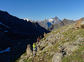 Risalendo il Vallon d&rsquo;Arbolle con la Grivola all&rsquo;orizzonte.