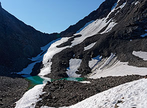 Il Glacier du Lac Gel&eacute;, in forte regressione ed in parte nascosto sotto i detriti.