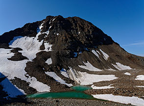 Le Pointes Rouges de l&rsquo;Emilius (Oriental, Central e Occidental) sopra il Glacier du Lac Gel&eacute;.