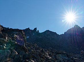 Verso il valico di Col des Trois Capucins alla base della Cresta Sud del Mont Emilius.
