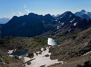 Affaccio sulla conca che ospita il Lac Jacquin e il Lac d&rsquo;en Haut sul versante orientale dell&rsquo;Emilius.