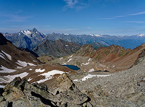 Panorama dalla Cresta Sud dell&rsquo;Emilius, con il Lac Gel&eacute; sotto di noi e la Grivola all&rsquo;orizzonte.