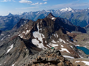 Finalmente in vetta al Mont Emilius panorama verso sud, con il bianco massiccio del Gran Paradiso all&rsquo;orizzonte.