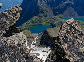 Strepitoso affaccio dalla cima dell&rsquo;Emilius sopra il Glacier de Blantsette, sotto cui scorgiamo il Lac d&rsquo;en Bas e sulla dx il Lac Long.
