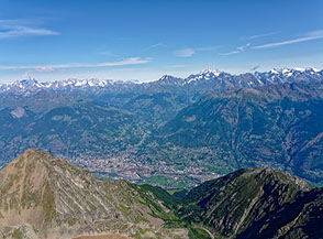 La citt&agrave; di Aosta vista dalla cima del Mont/Monte Emilius.