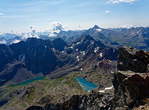 Panorama verso est dalla cima del Mont Emilius, sotto di noi il Lac d&rsquo;en Haut ed il Lac Long (sulla sx).