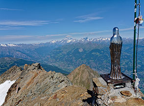 Dalla vetta el Mont Emilius vista sulla Valle d&rsquo;Aosta con il massiccio del Monte Bianco all&rsquo;orizzonte.