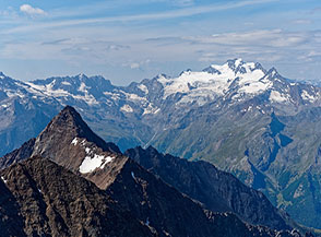 La maestosa piramide della Pointe Garin guarda la Valle di Cogne e il massiccio del Gran Paradiso.