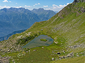 Affaccio sul Lago Laus a sud di Punta Cristalliera.