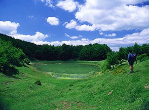 Adagiato in una conca, il Lago Secco visto da sud.