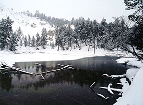 Il Lago Verde, assai suggestivo anche sotto una grigia e nevosa giornata invernale.