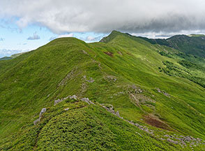 La verde cresta che da le Forbci si dirige verso Monte Cella e Monte Vecchio.