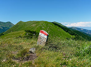 Su Cima la Nuda con il Monte Giovarello sullo sfondo.