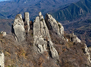 Le impressionanti torri rocciose che si scorgono sul fianco de le Murge di Castelmezzano verso Valle la Rossa.