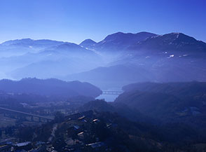 Vista della Valle del Salto con sullo sfondo il Monte Navegna, visto dalla rocca di Petrella Salto.