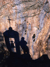 Ombre del tardo pomeriggio alla Grotta di Santa Filippa Mareri.